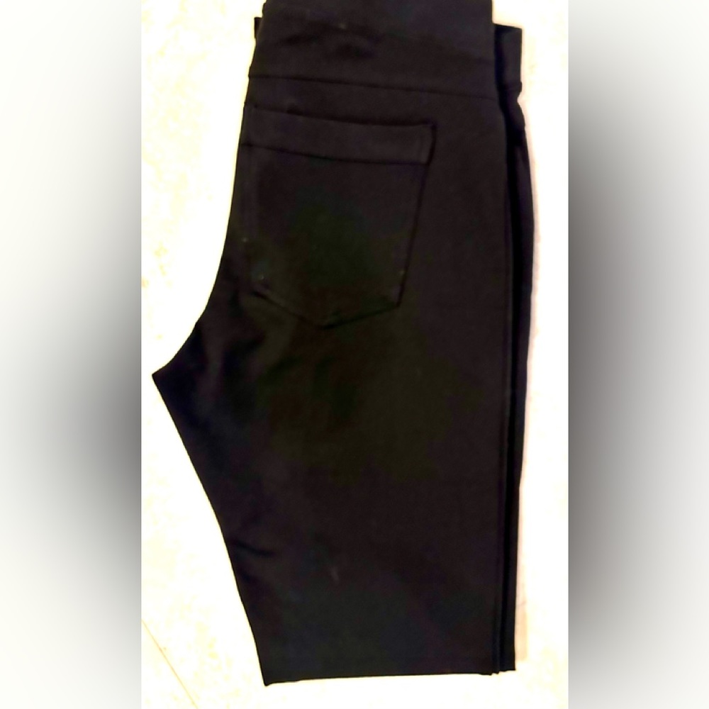 HUE Black Leggings with 2 Back Pockets